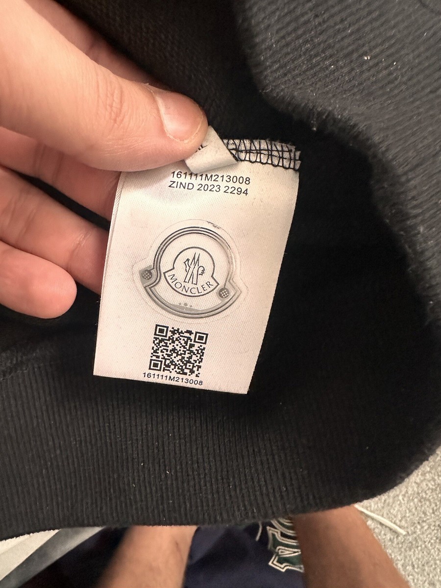 MONCLER トレーナー　メンズSサイズ　新品　黒　タグ付き　紙袋　箱入り MONCLER トレーナー メンズSサイズ 新品 黒 タグ付き 紙袋 箱入り