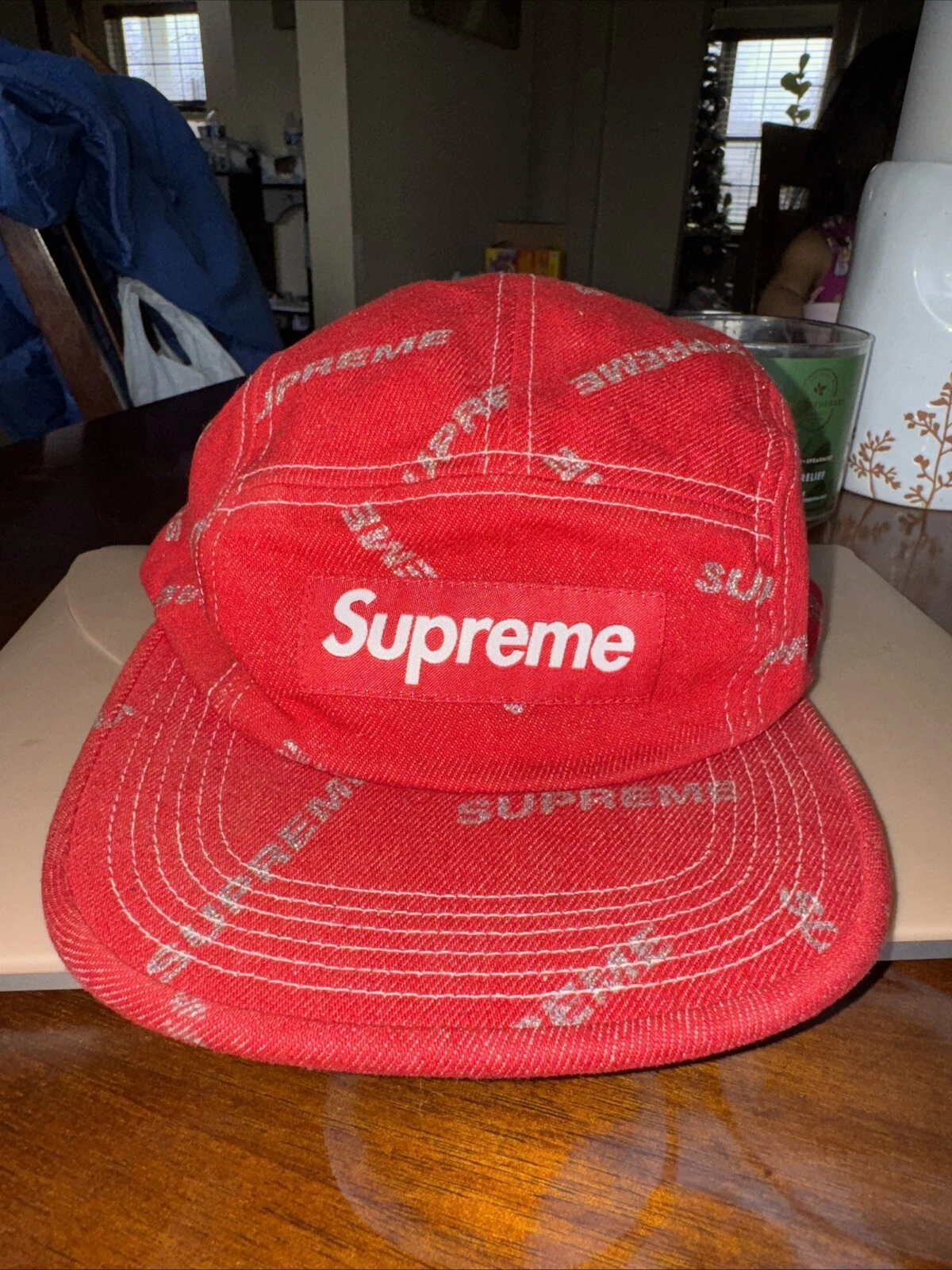 Chapeau rouge suprême avec logo pailleté. Bon état.