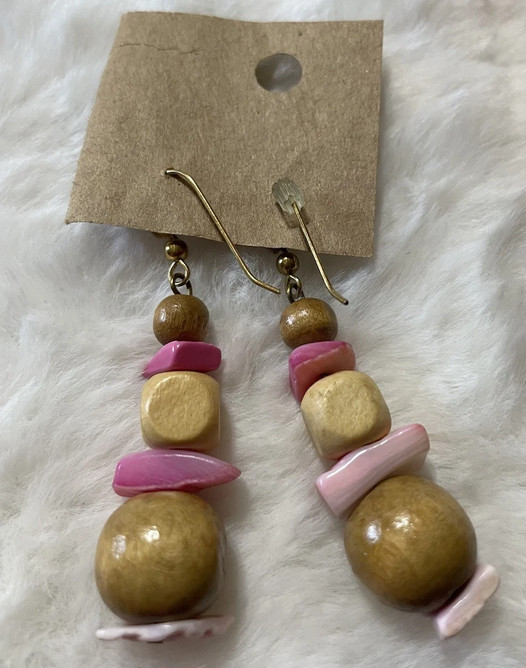 Pendientes colgantes hechos a mano estilo bohemio hechos con cuentas de madera y piedras rosas Foto 2 de 2
