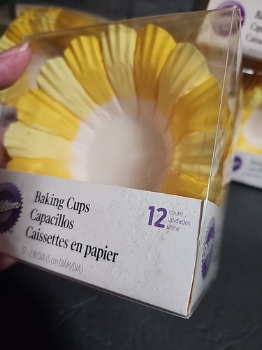 5 Wilton Large Beautiful Flowers each Pack has 12 Baking Cup Packages Yellow New - Picture 4 of 15