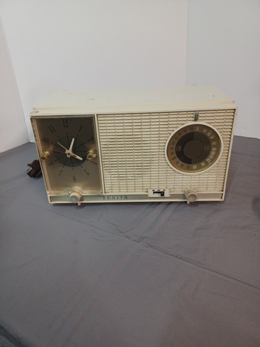 Vintage Zenith AM / FM Radio Alarm Clock Model L727 Vacuum Works! - Picture 12 of 12