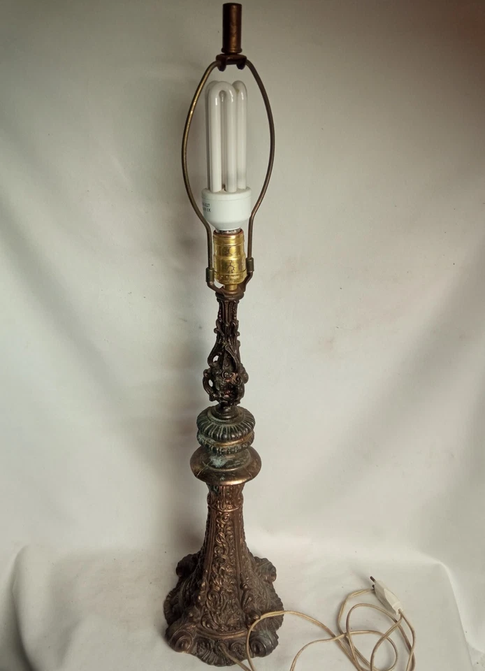 Importante lampe de table de style Napoléon III - XIXe siècle - GOTHIQUE - 77 cm - Photo 2/4