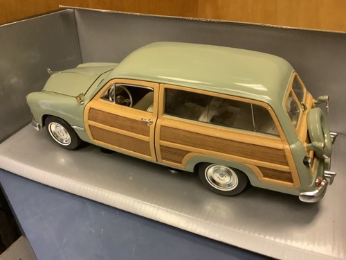 1949 Ford Woody Station Wagon Motor City Classics 1:18 Scale Diecast Green - Picture 3 of 4