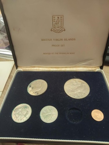 Britische Jungferninseln 1974 Proof Set. Inklusive Silber 1 Dollar. 5 Cent Münze fehlt.