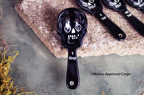 WILLIAMS-SONOMA HALLOWEEN SPATULAS & PANCAKE MOLDS + C&B SKULL MEASURING SPOONS - Picture 4 of 12
