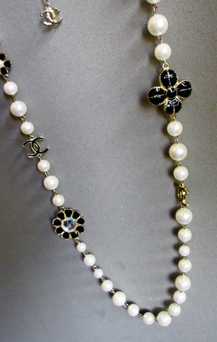 Chanel Authentic Large Pearl & Black Enamel CC Logo Extra Long 44” Necklace 1980 - Picture 2 of 14