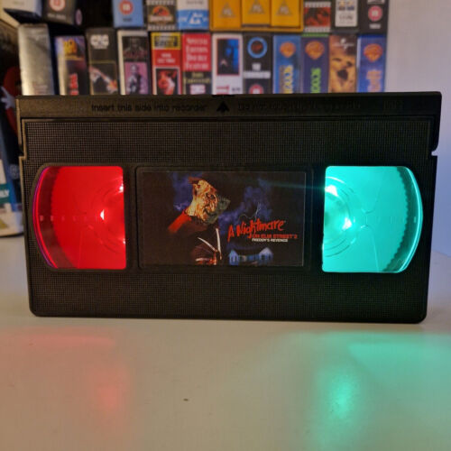 Lampada Videocassetta Horror & Thriller LED VHS Compleanno Natale Idee Regalo Luce Retrò - Foto 90 di 143