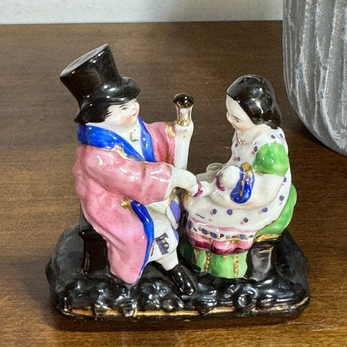 Antigua estatuilla Japón familia con niño Match Striker 3" porcelana - Imagen 2 de 9