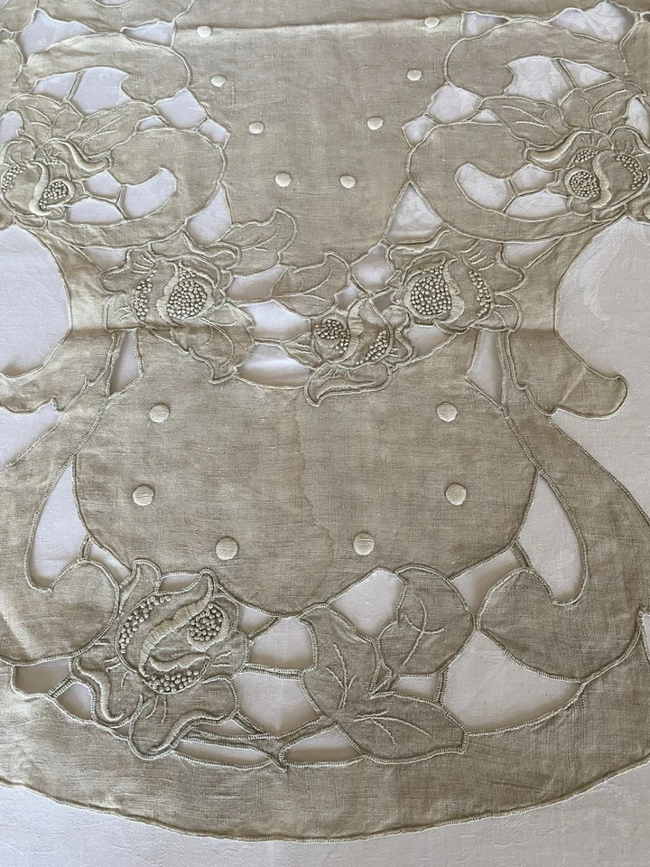 Linge ancien Immense Chemin de table Napperon  brodé 1m33 - Photo 2/4