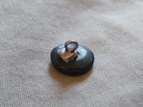 Antique Carved Mother of Pearl Button with Amazing Luster. - Picture 9 of 12