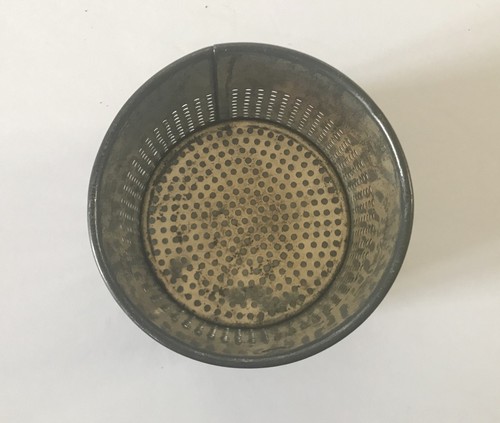 VINTAGE - 50er Jahre Metall Kartoffelpresse mit roten Griffen und Rahmen Stampfer Sieb - Bild 7 von 8