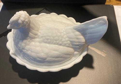 FENTON HENNE AUF NEST GROSS 9" LANG 6 1/2 BREIT MILCHGLAS BEDECKT SCHALE