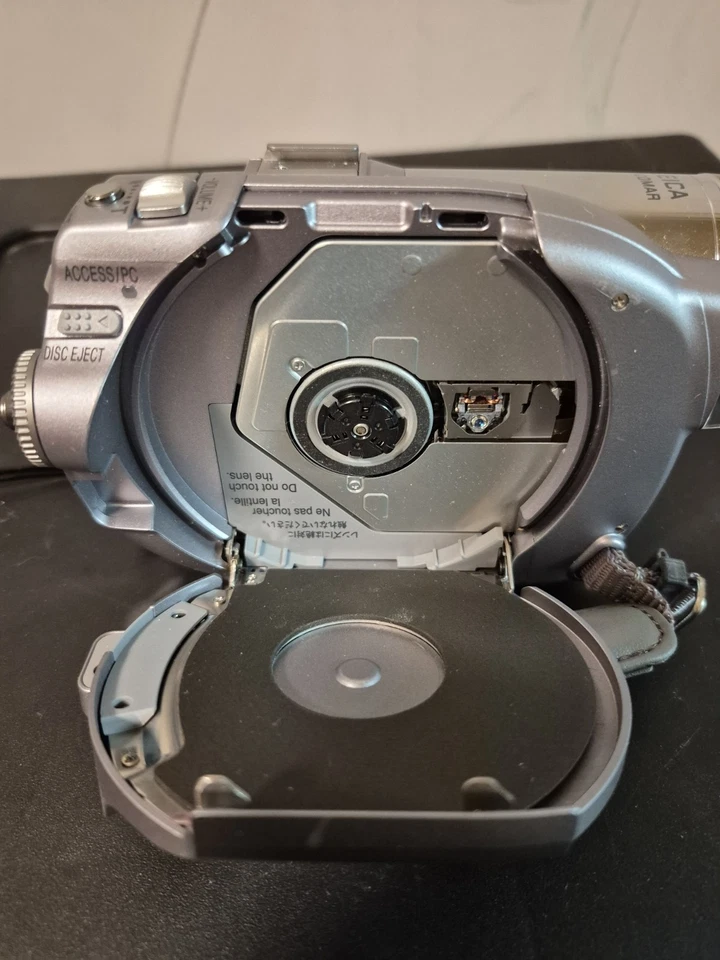 Panasonic VDR-D300 DVD Camcorder 3CCD 10x Optical Zoom Video Camera Tested - Image 2 of 4