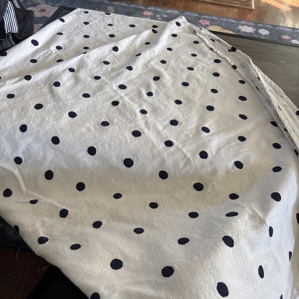 Mantel redondo Kate Spade New York 86" diámetro blanco azul marino lunares usado en excelente estado Foto 4 de 4