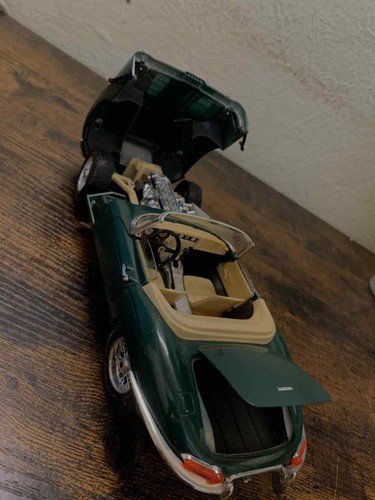 Burago 1/18 Scale Diecast 3026 - 1961 Jaguar E Type Cabriolet - Green (Jaguar) - Picture 3 of 9