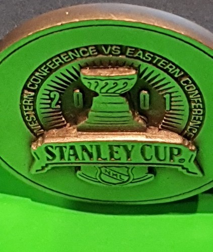 2001 Colorado Avalanche Stanley Cup Champions Limited Edition Medallion "NEW" - Imagen 3 de 3