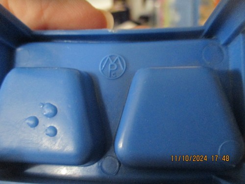 5 PCS Vintage MPC Dollhouse Furniture Plastic CHAIR, SINK, END TABLE ARM CHAIR - Picture 5 of 9