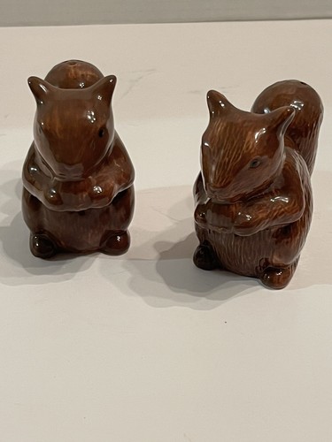 Squirrel Holding Nut Salt Pepper Shakers Stoppers VTG Brown Ceramic Autumn Fall - Foto 1 di 9