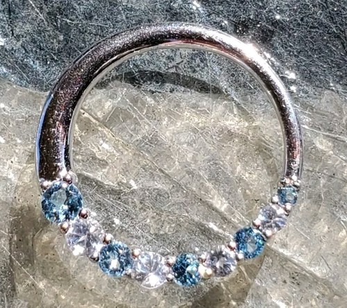 Colgante circular redondo creado topacio azul y zafiro blanco de 10 kt oro blanco liso - Imagen 15 de 22