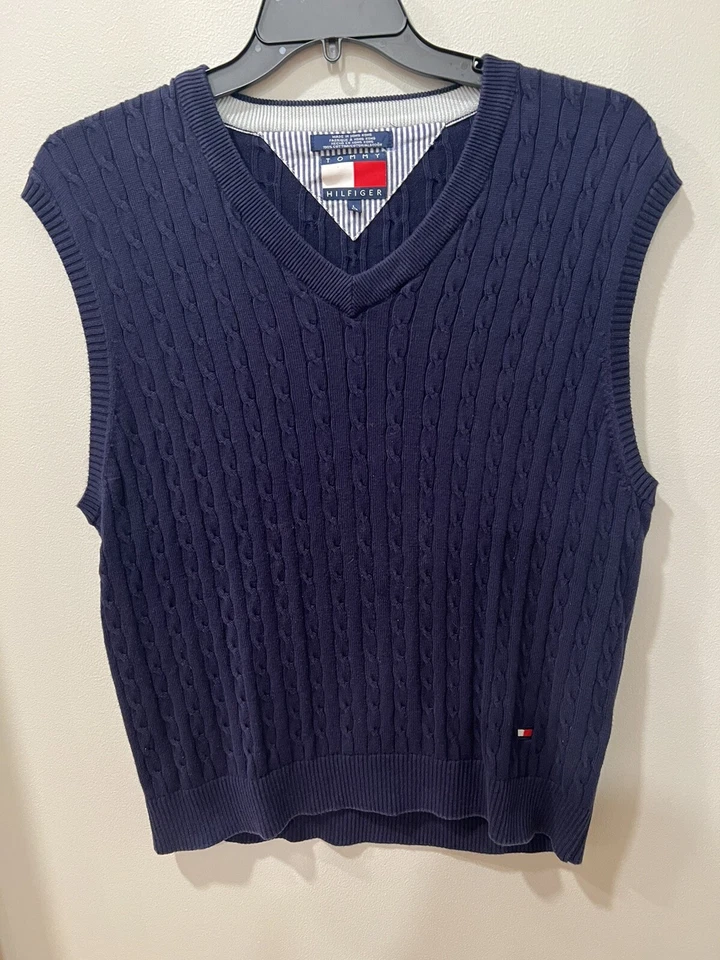 Suéter Chaleco de Colección Tommy Hilfiger Para Hombres Grande Bandera Logo Tejido con Cable Cuello en V Azul Foto 2 de 4