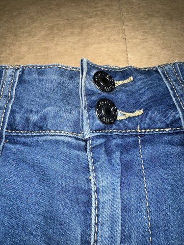 GUESS Shorts Size 26 - Picture 4 of 10