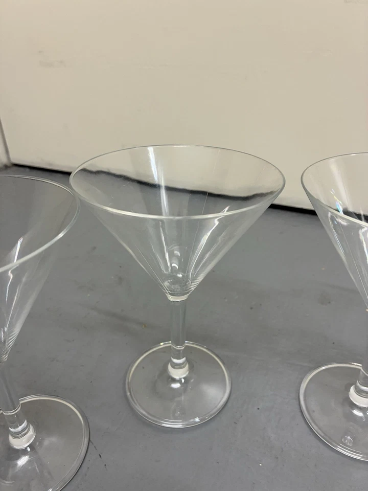 Juego de 4 vasos de martini de policarbonato Pottery Barn resistentes a la rotura  Foto 3 de 4