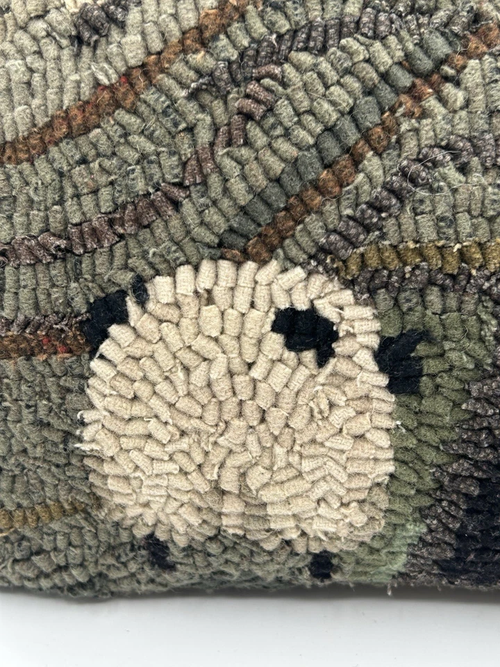 Almohada decorativa de lana enganchada de paisaje con oveja verde rectángulo Foto 2 de 4