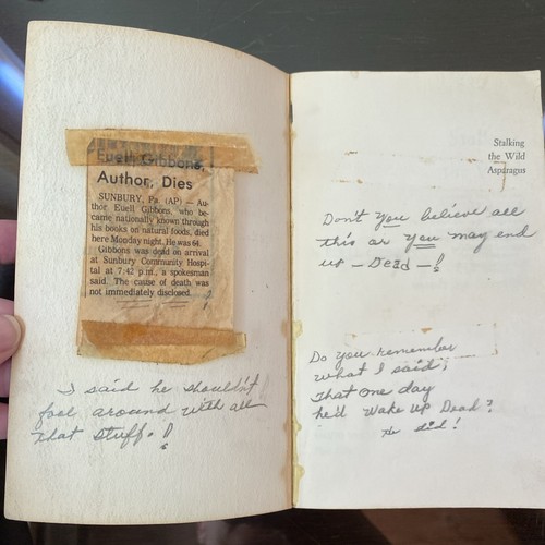 Two Euell Gibbons Field Guides STALKING THE WILD ASPARAGUS And HEALTHFUL HERBS - Foto 3 di 12
