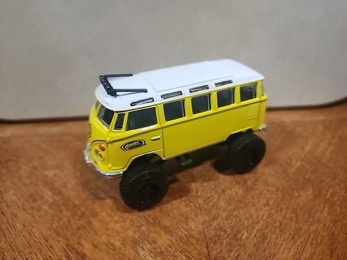 Maisto 1:40 Volkswagen Samba Van Yellow Adventure Force Diecast