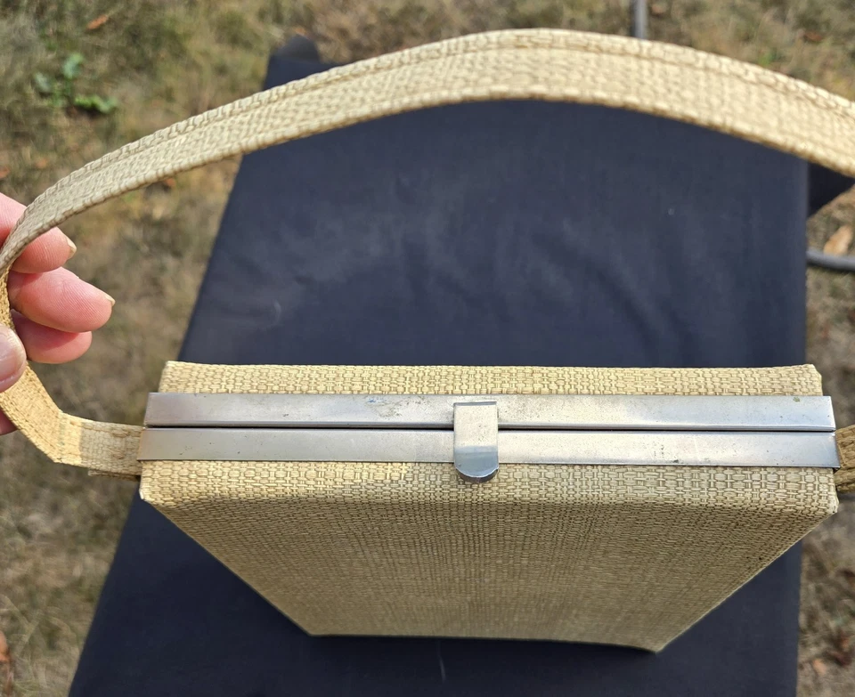 Bolsa de mão vintage década de 1950 em forma de caixa forrada de cetim zíper aro médio de metal - Imagem 3 de 4