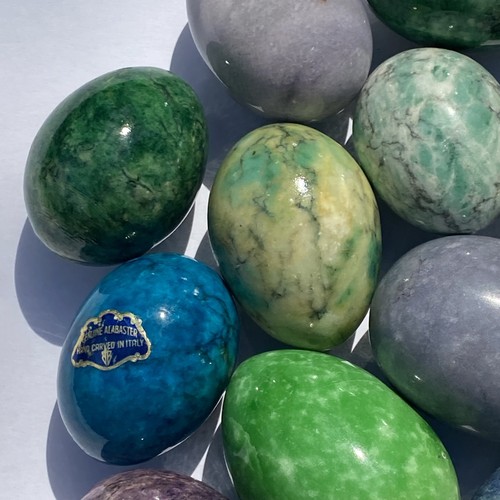 24 Vtg Hand Carved Genuine Stone Alabaster Marble Eggs Colored Italy 2 Dozen - Picture 8 of 18