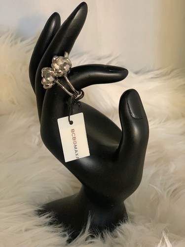 BCBG Tri Flower Ring - Picture 5 of 6