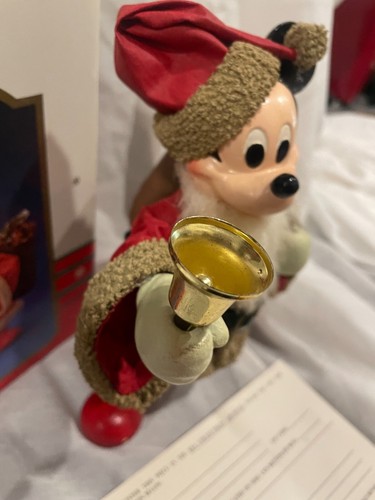 Figura de Navidad de colección Kurt Adler Mickey Mouse en traje de Santa decoración de mesa - Imagen 5 de 8