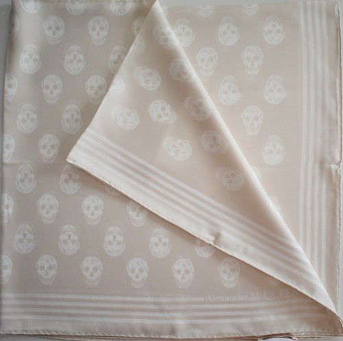 ๐๏ธ ALEXANDER McQUEEN Beige White SKULL BIKER 100% SILK Square Scarf Foulard - Picture 2 of 6