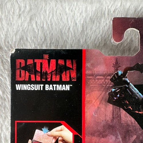 DC The Batman 4' FIGURA Traje de alas Spin Master Juguete con 3 accesorios y tarjeta de misterio - Imagen 10 de 11