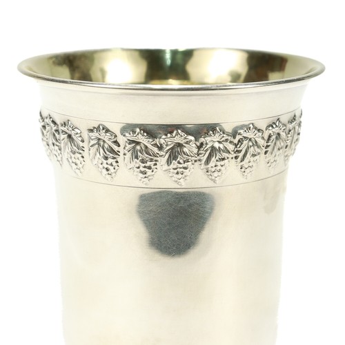 Taza Kidush Hazorfim de plata de ley firmada con uvas Repoussé - Imagen 12 de 13