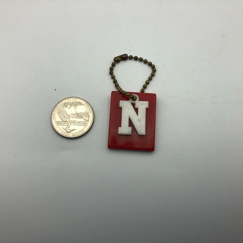 Portachiavi fob Università del Nebraska vecchio vintage rosso + bianco rialzato N plastica - Foto 2 di 12