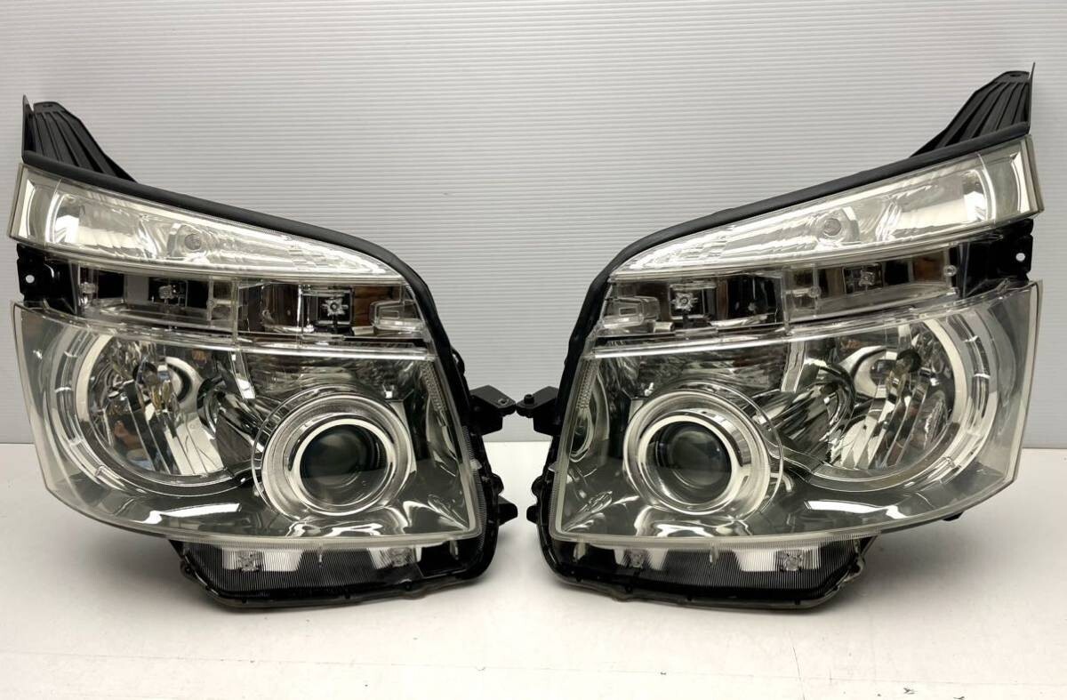 TOYOTA VOXY ZZR70 Right Left HID HeadLight set 2007 2014 JDM TOYOTA VOXY ZZR70 Right Left HID HeadLight set 2007 2014 JDM