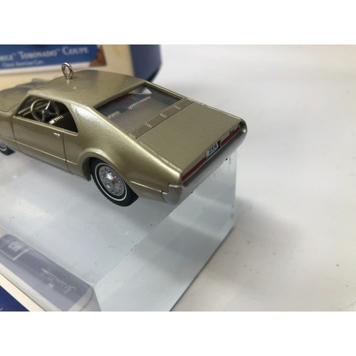 Hallmark Keepsake Ornament 1966 Oldsmobile Toronado Coupe American Cars 2001 - Picture 5 of 11