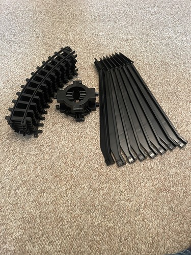 New Bright Christmas Plastic Train Tracks Full Circle With Tree Trunk Bracket - Picture 2 of 18