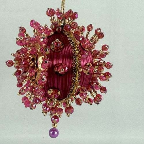 Vintage fatto a mano raso ornamento natalizio spilla sfera perline rosa 2 A - Foto 3 di 12
