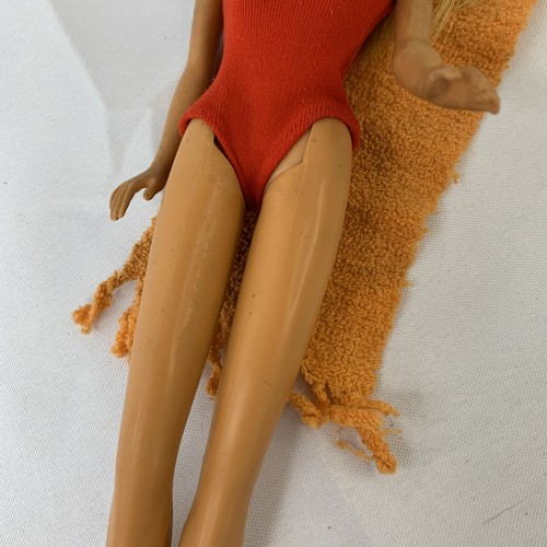 Vintage JUEGO SOL MALIBU Muñeca Barbie ROJO Traje de Baño Japón Con Toalla - Imagen 13 de 13