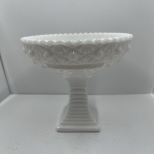 Botón de vidrio de leche vintage y patrón de margarita compota Whitney? Plato de caramelo pedestal - Imagen 2 de 10