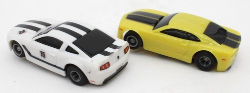 Coches ranurados Hot Wheels RC Ford Mustang vs Chevy Camaro probados en pista funcionando - Imagen 7 de 18