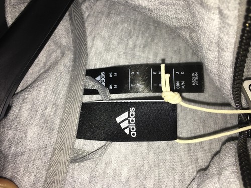 Chaqueta deportiva con cremallera para hombre Adidas gris con logotipo elevado talla mediana 3 rayas $70 - Imagen 6 de 7