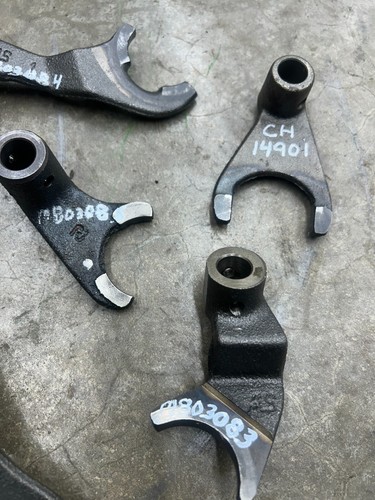 M803104 M803085 M803083 M803084 AM876716 CH14901 John Deere 790 shifter forks - Bild 2 von 3