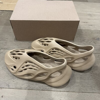 靴 adidas YEEZY Foam Runner 77-MS2411-83 s-l400.jpg
