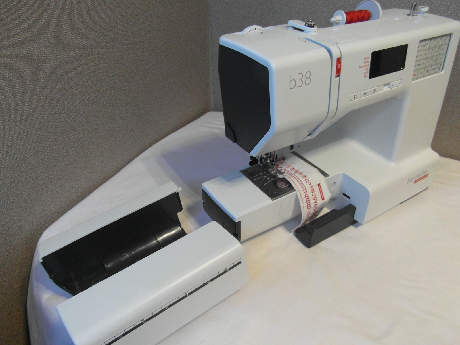 BERNINA B38 SEWING MACHINEREPAIR OR PARTSSLIGHT CRACK ON