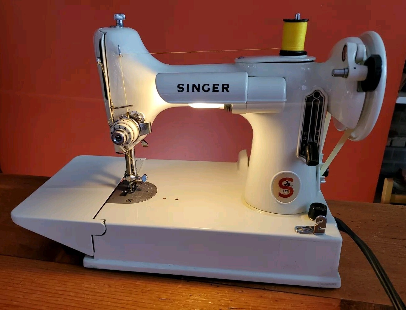 Vtg 1960s Singer 221K White Featherweight Sewing Machine Case And Xtras New Belt