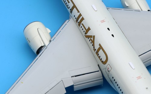 Avión diecast JC Wings 1:200 Etihad Airways B777-200LR modelo A6-LRB solapa hacia abajo - Imagen 10 de 13